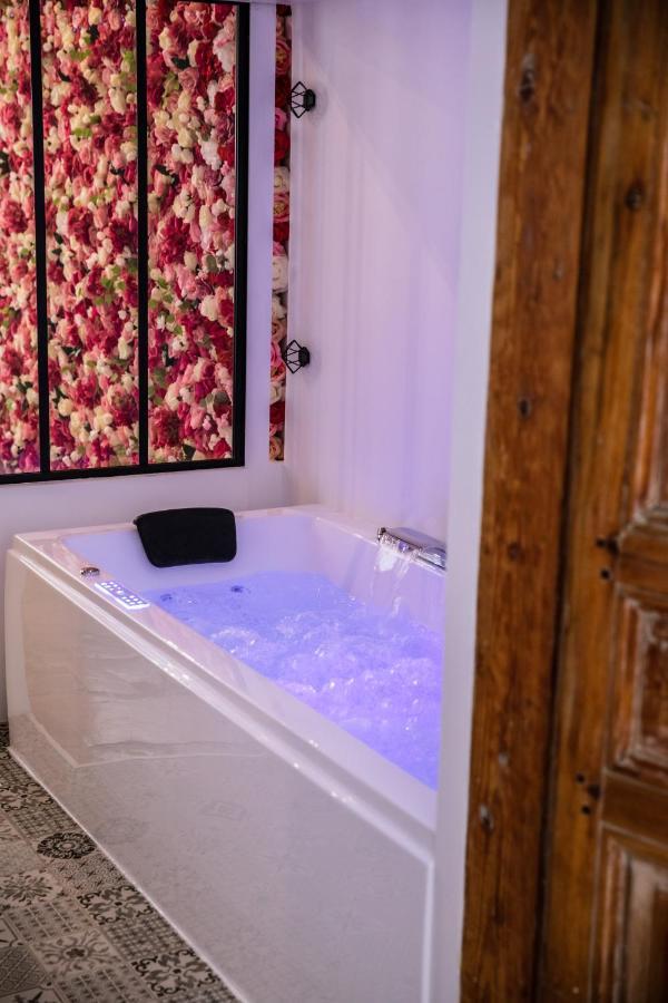 Suite Romantique Avec Jacuzzi - Hypercentre, Place Jean Jaures Montpellier Exterior photo